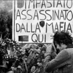 Qui è stato ucciso dalla mafia Giuseppe Impastato, giovane giornalista e militante comunista. Cinisi, 1978